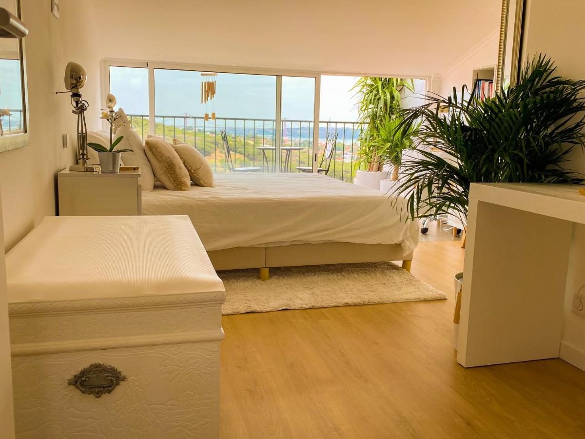 Ideally Located With Perfect Views Algés Extérieur photo