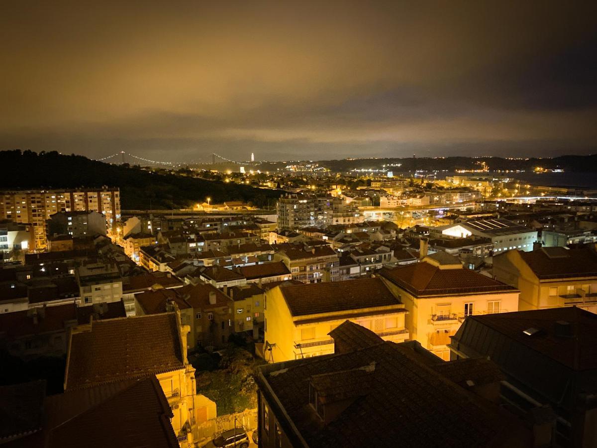 Ideally Located With Perfect Views Algés Extérieur photo