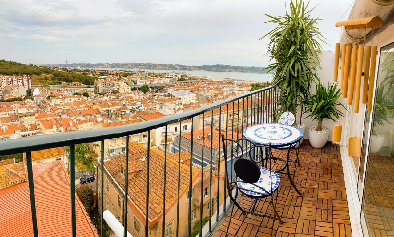 Ideally Located With Perfect Views Algés Extérieur photo