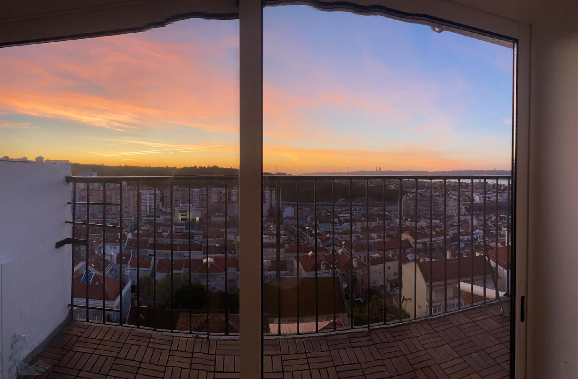 Ideally Located With Perfect Views Algés Extérieur photo