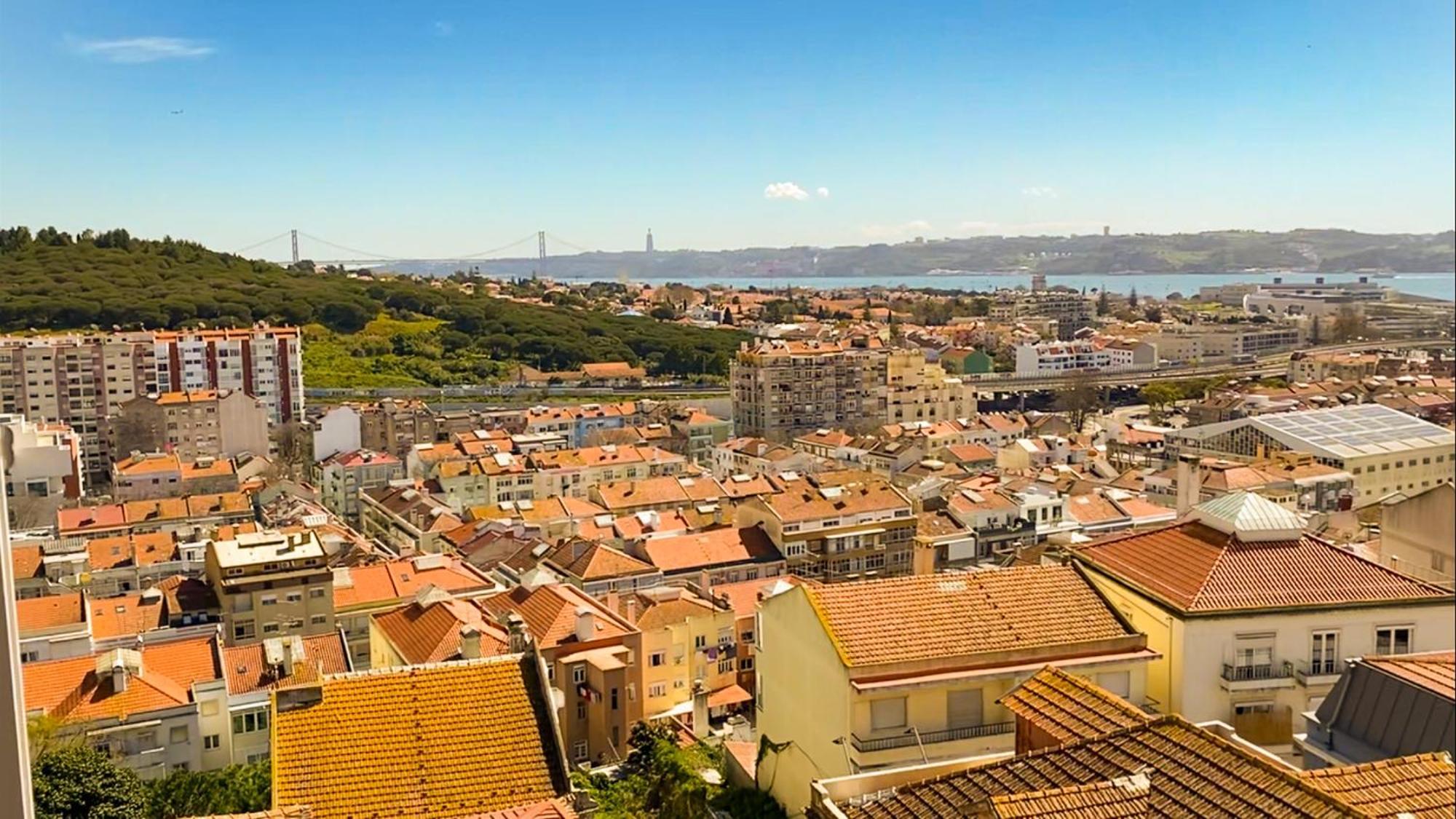 Ideally Located With Perfect Views Algés Extérieur photo