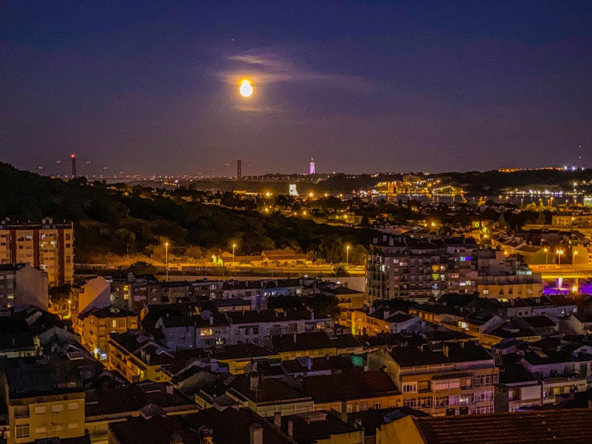 Ideally Located With Perfect Views Algés Extérieur photo