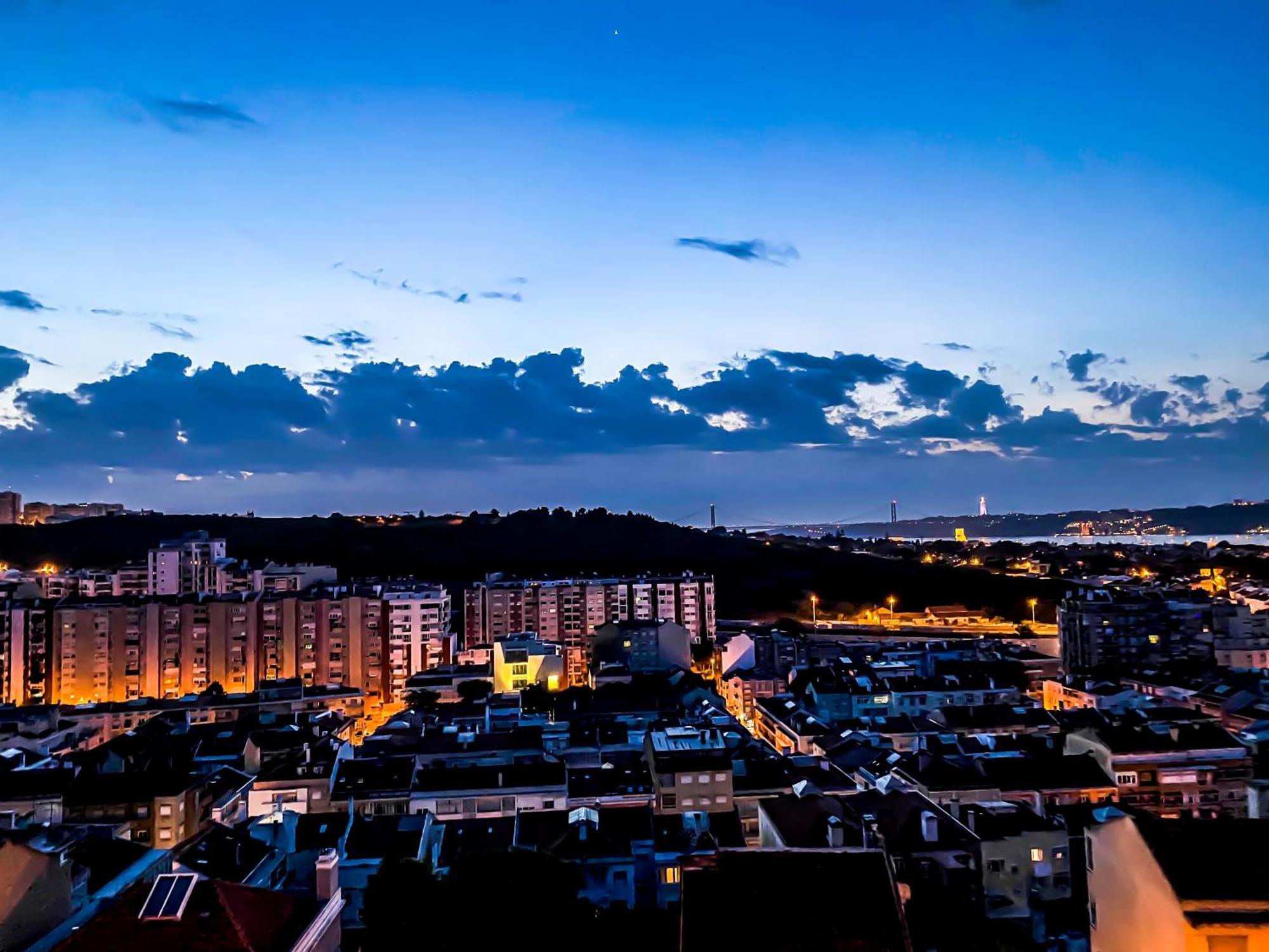 Ideally Located With Perfect Views Algés Extérieur photo