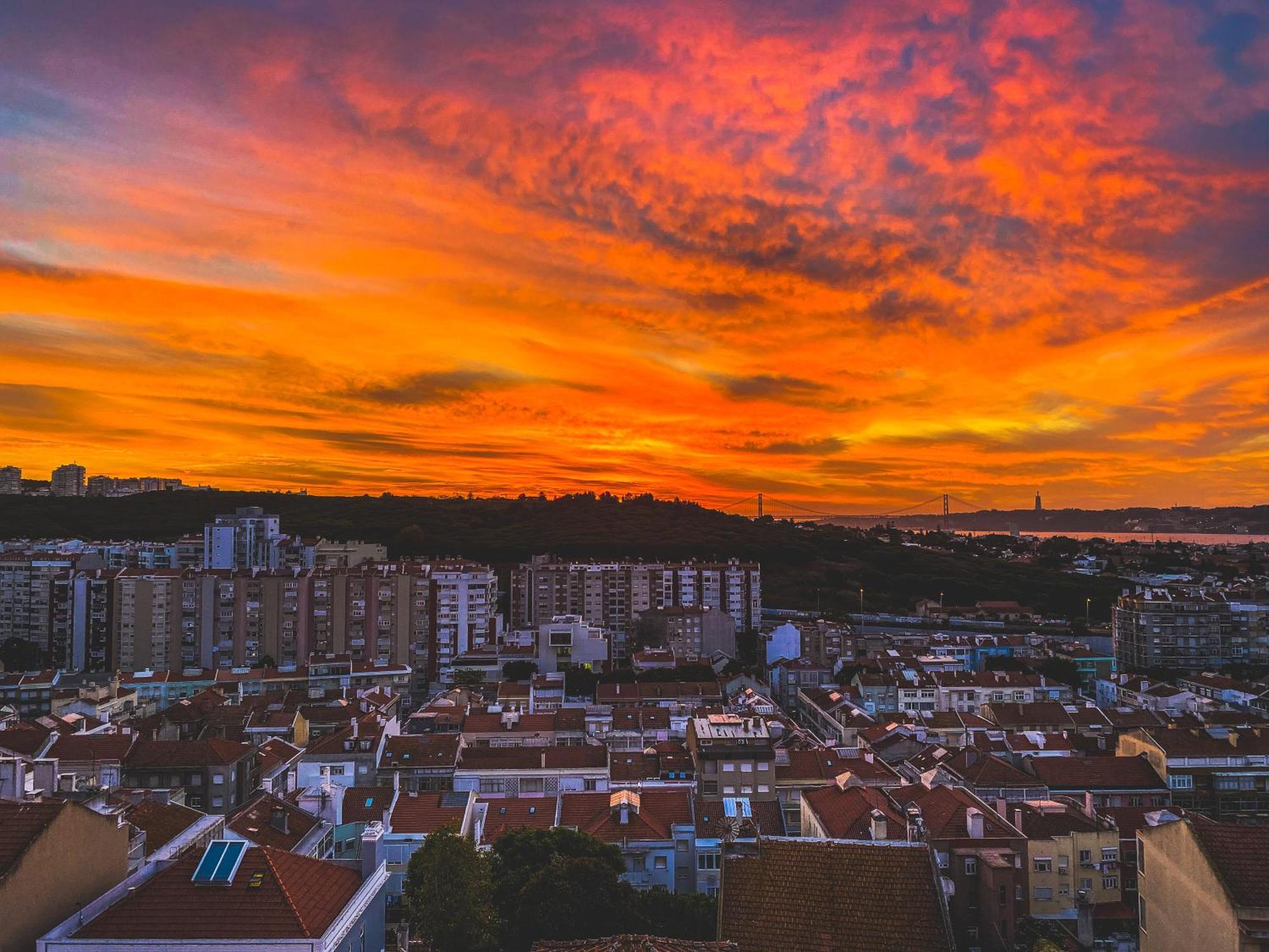 Ideally Located With Perfect Views Algés Extérieur photo