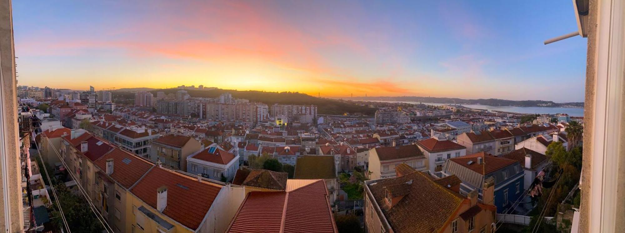 Ideally Located With Perfect Views Algés Extérieur photo