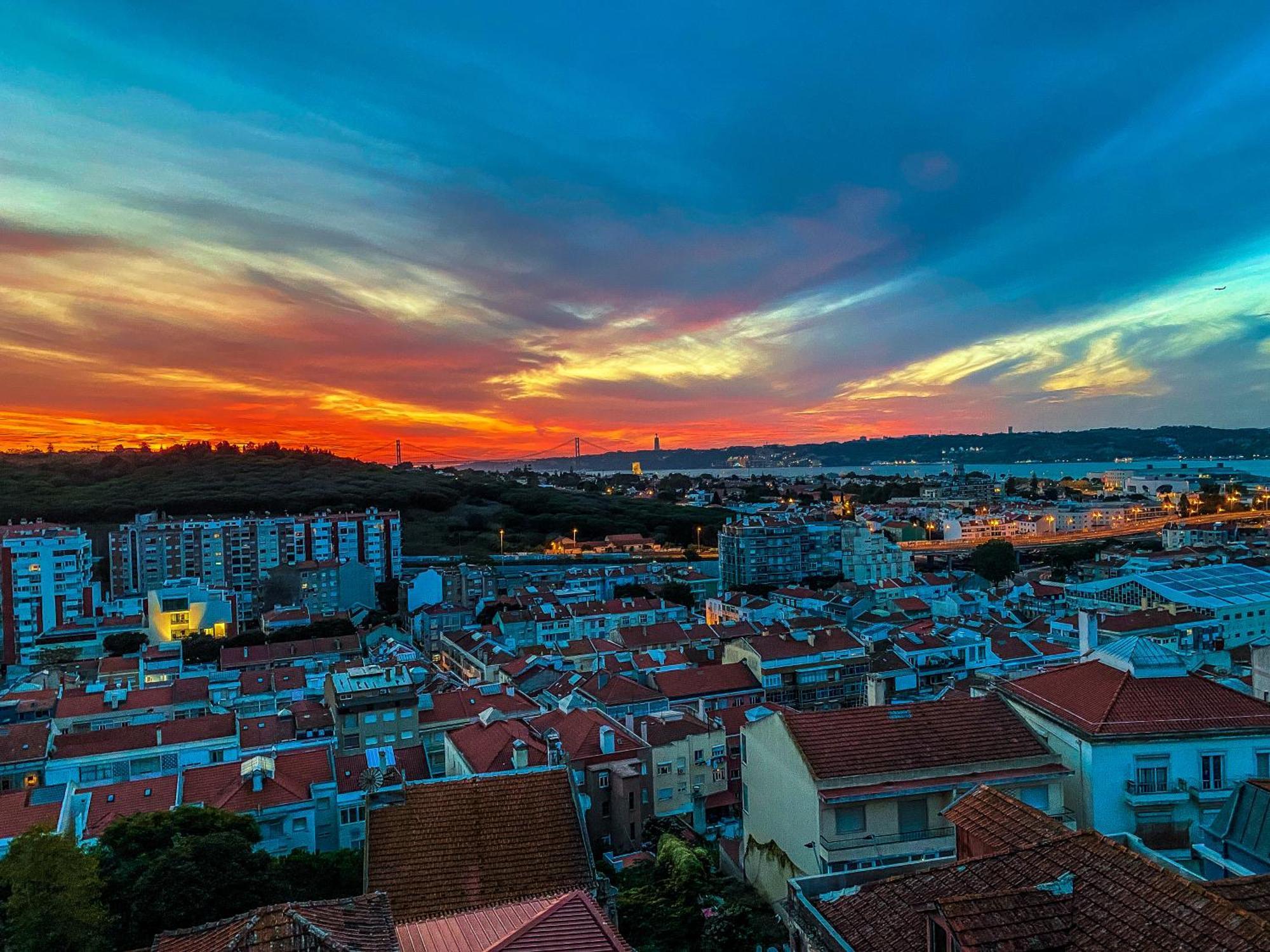 Ideally Located With Perfect Views Algés Extérieur photo