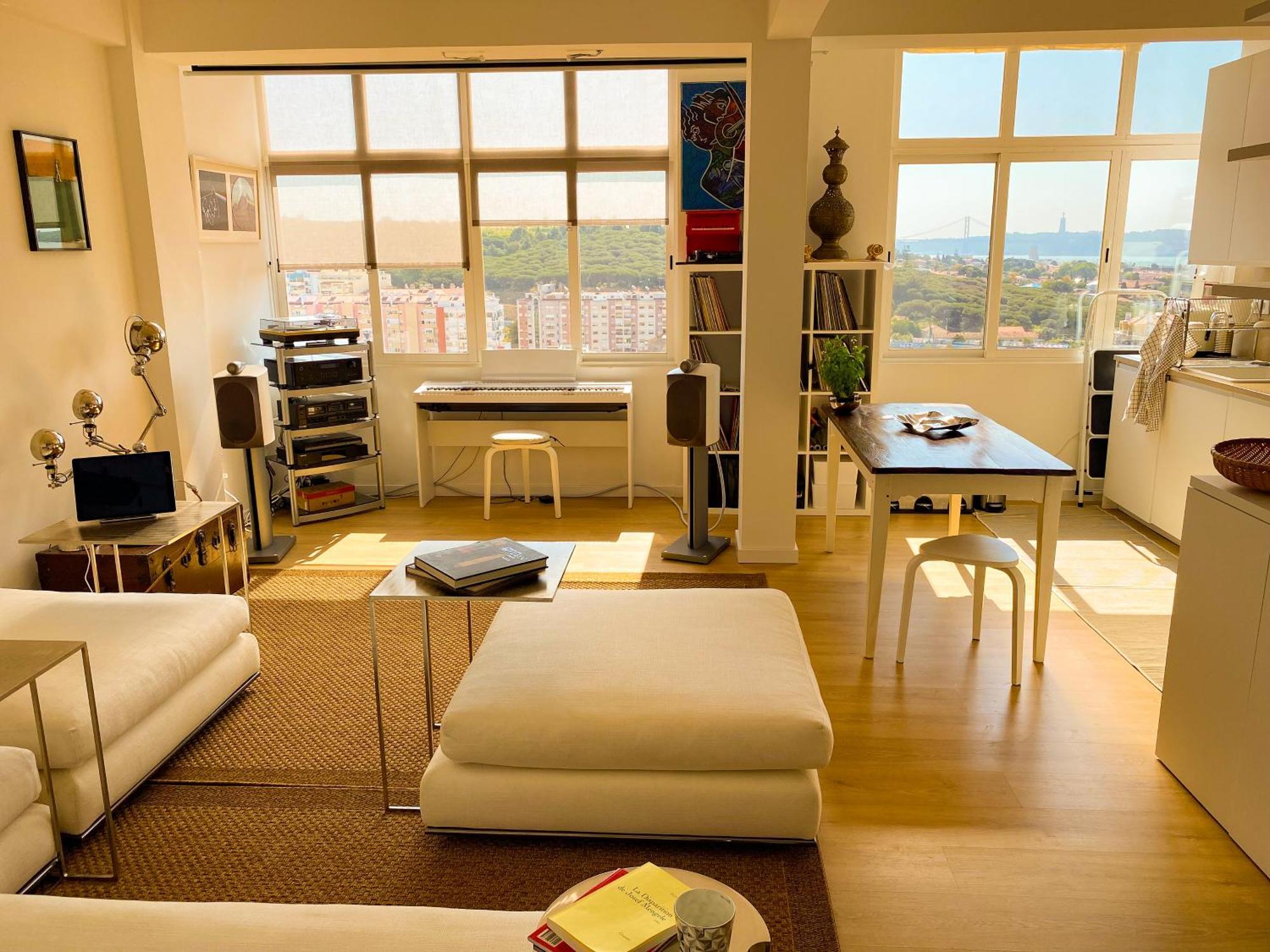 Ideally Located With Perfect Views Algés Extérieur photo