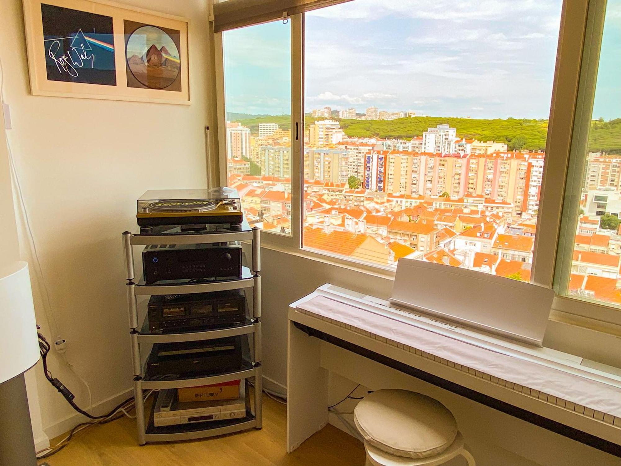 Ideally Located With Perfect Views Algés Extérieur photo
