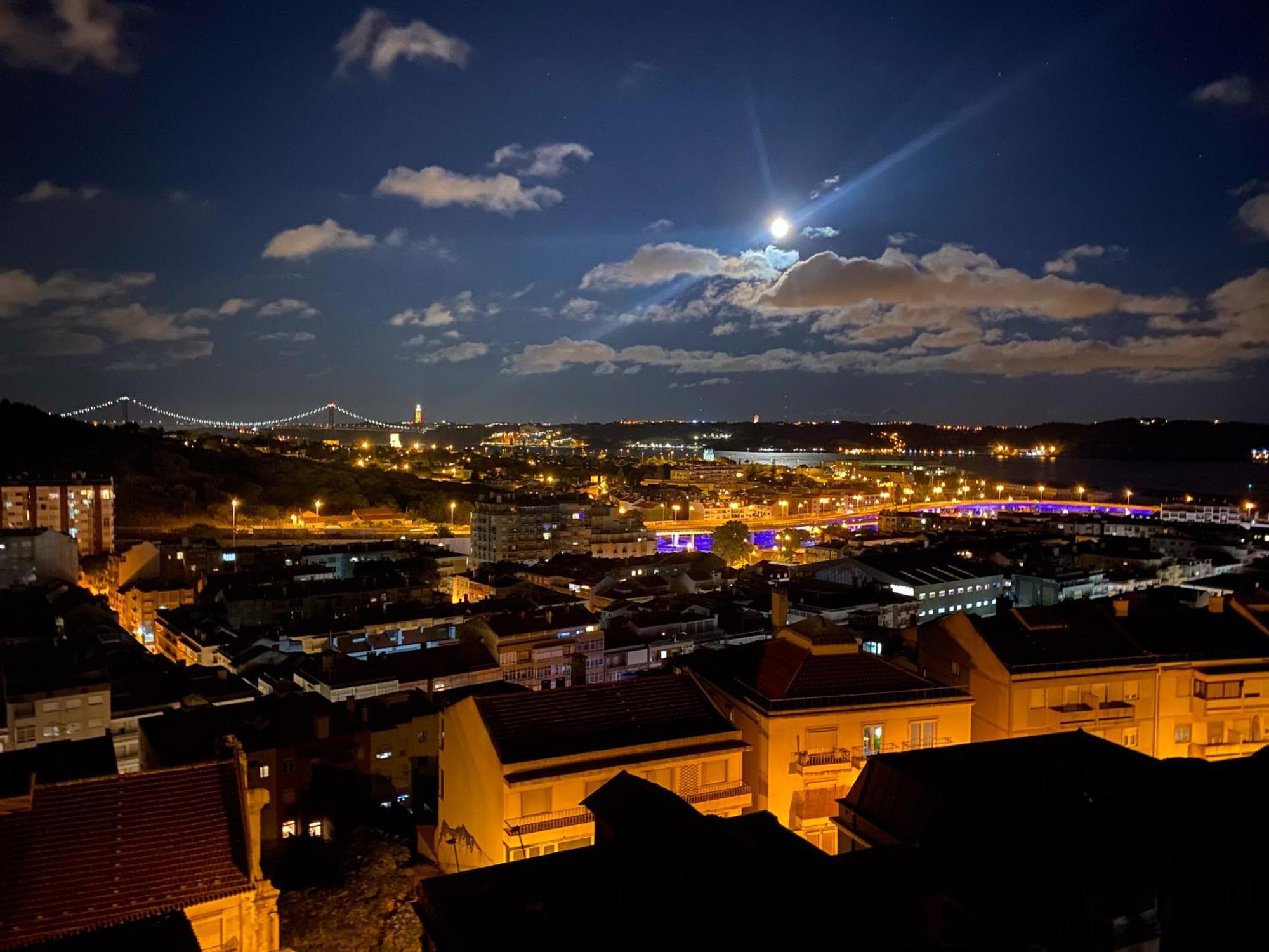 Ideally Located With Perfect Views Algés Extérieur photo