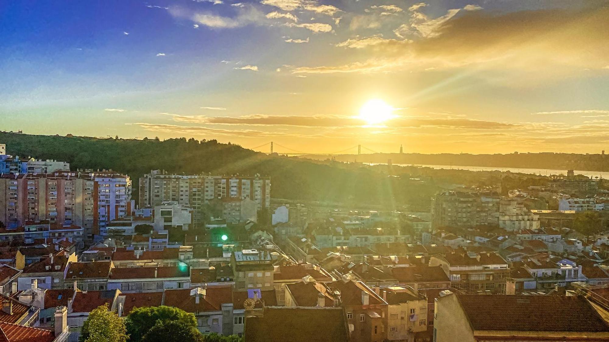 Ideally Located With Perfect Views Algés Extérieur photo