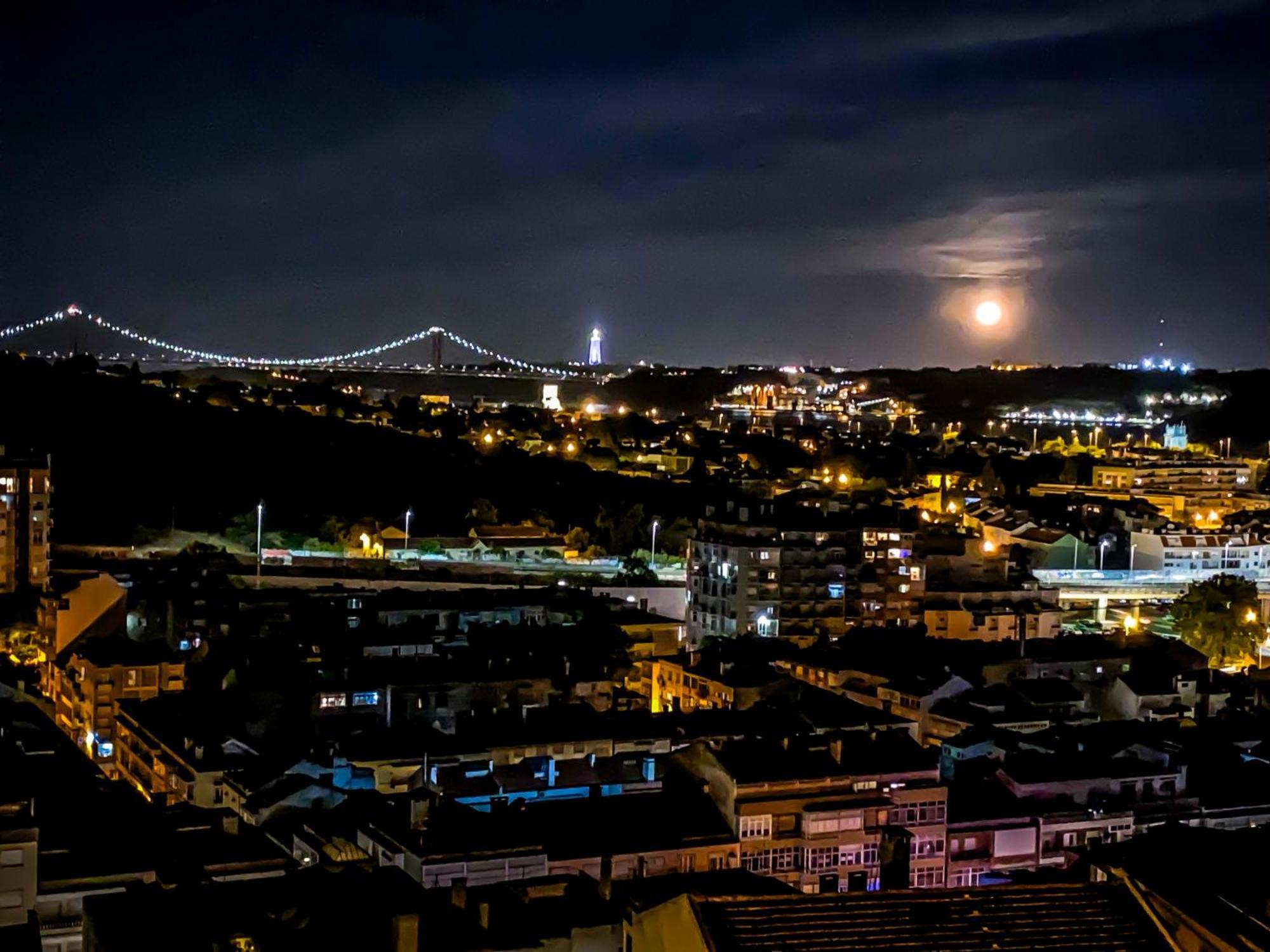 Ideally Located With Perfect Views Algés Extérieur photo