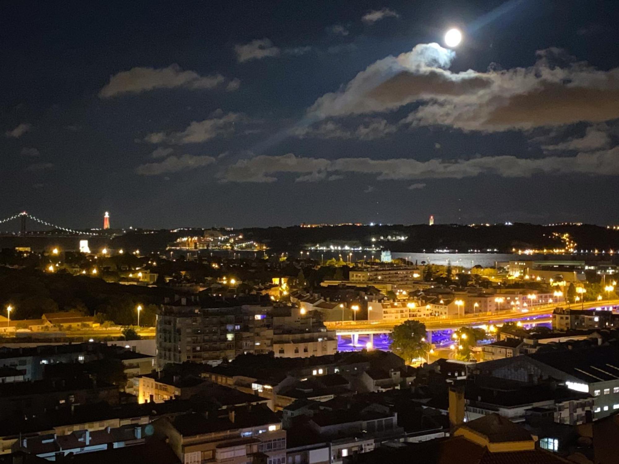 Ideally Located With Perfect Views Algés Extérieur photo