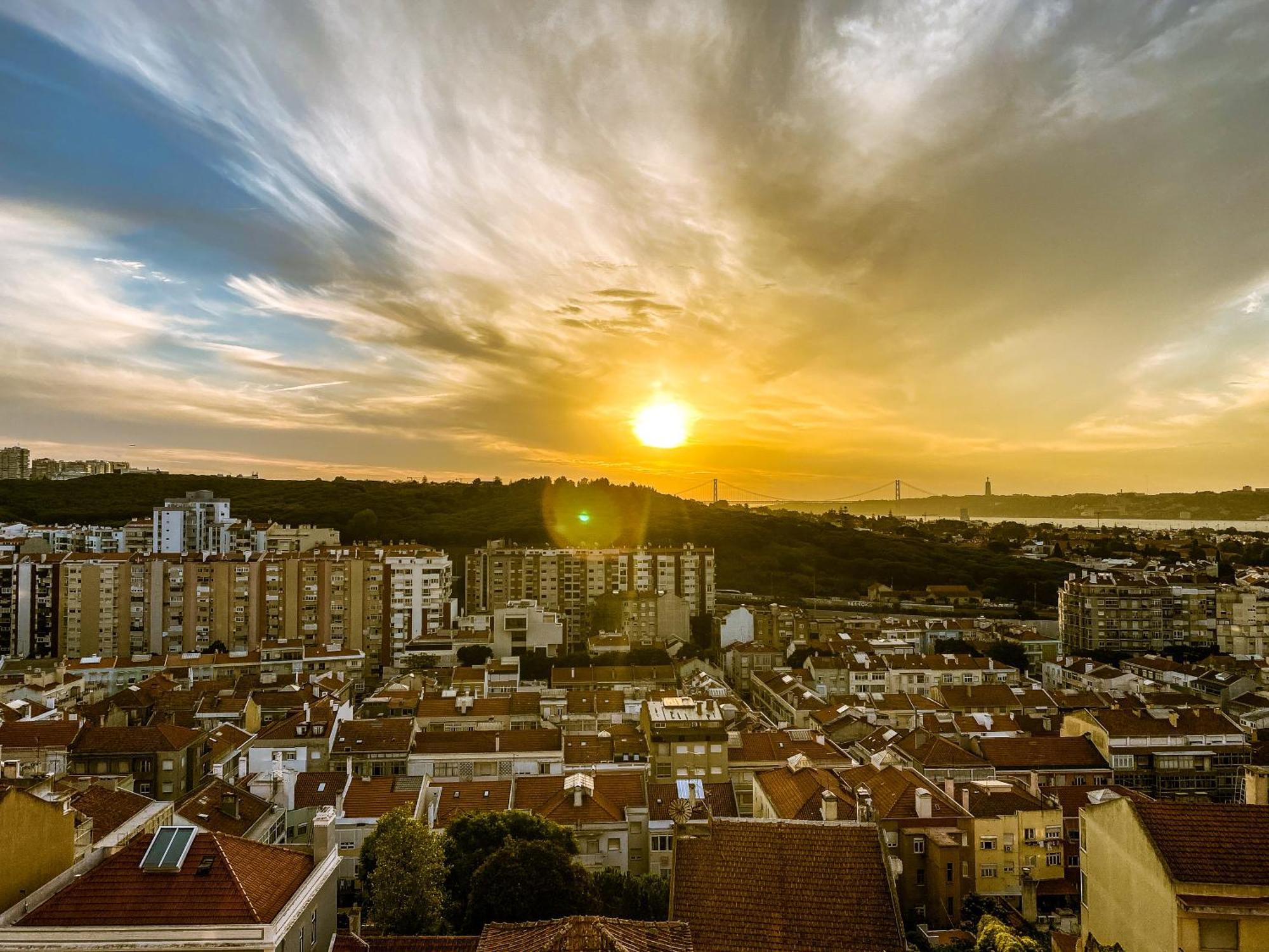 Ideally Located With Perfect Views Algés Extérieur photo