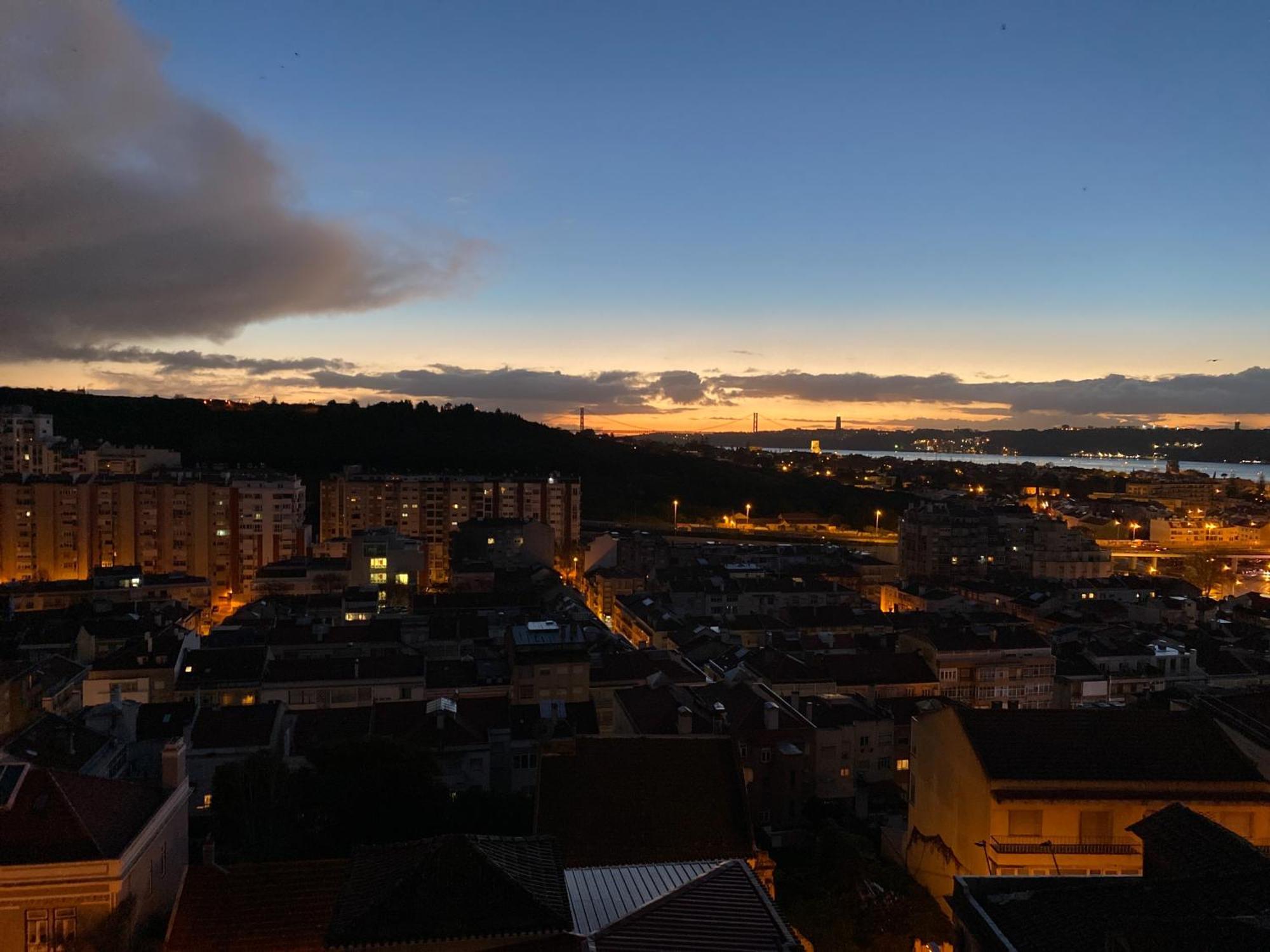 Ideally Located With Perfect Views Algés Extérieur photo