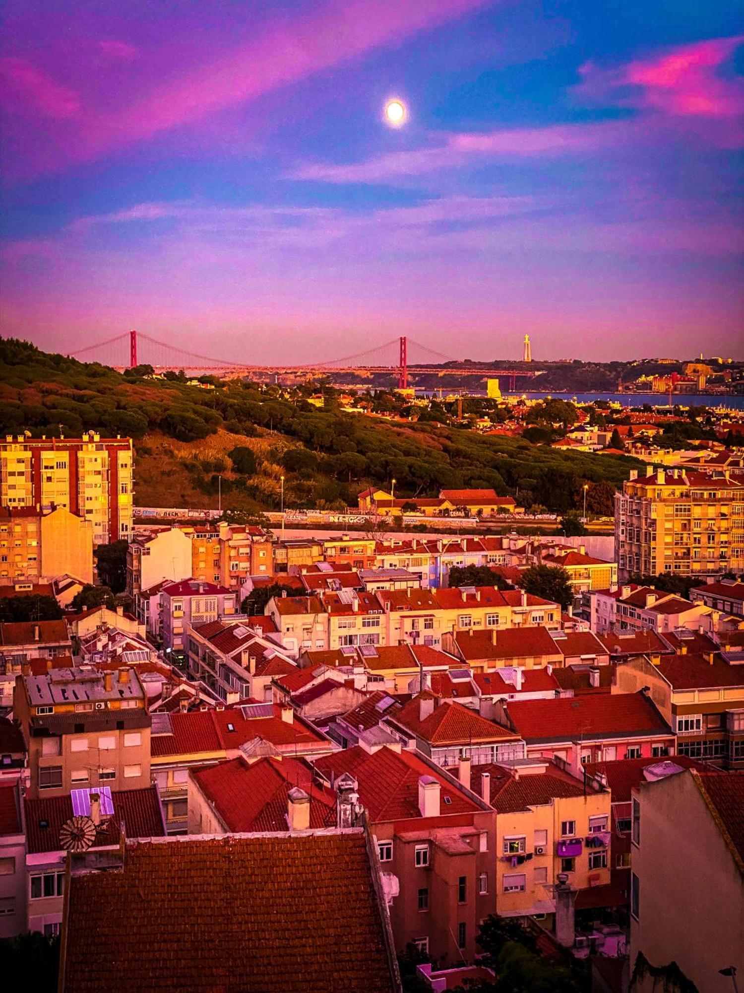 Ideally Located With Perfect Views Algés Extérieur photo